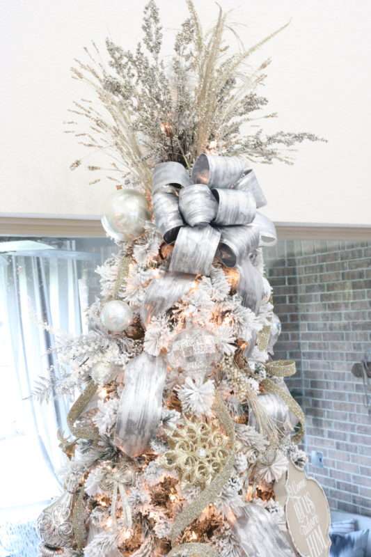 How to Fluff a Christmas Tree, According to a Pro Stylist